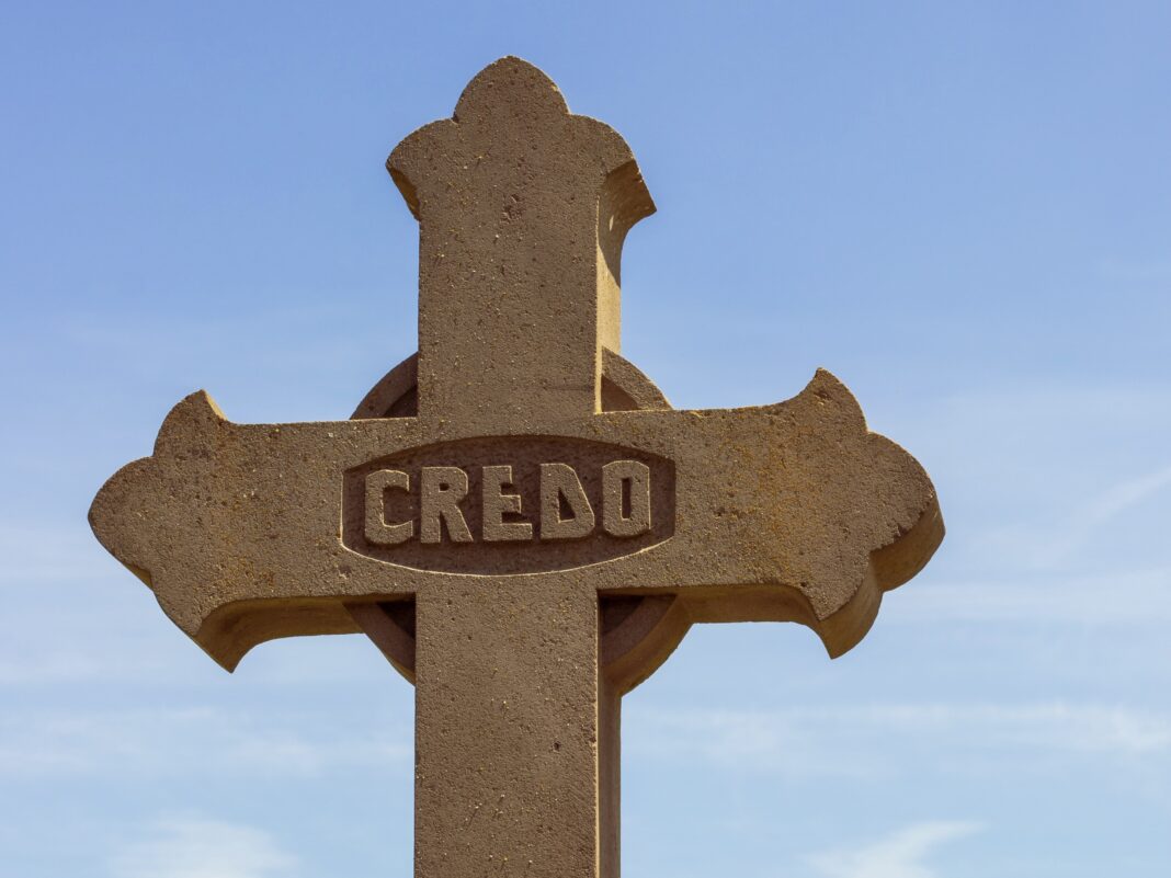 Croix du Christ avec le Credo